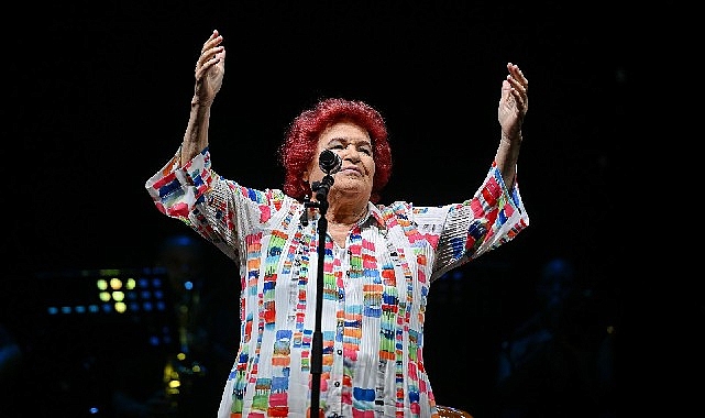 &Ccedil;im Konserleri&rsquo;nde Selda Bağcan r&uuml;zgarı esti