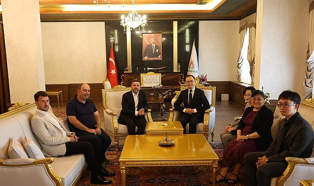 &Ccedil;in Halk Cumhuriyeti B&uuml;y&uuml;kel&ccedil;isi Xuebin, Belediye Başkanı Arı&rsquo;yı Ziyaret Etti