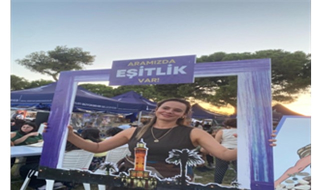 &Ccedil;ocuklar, gen&ccedil;ler ve kadınlar İEF'nin tadını &ccedil;ıkarıyor