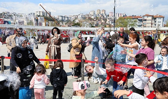 &Ccedil;ocuklar g&uuml;ls&uuml;n, bu neşe s&uuml;rs&uuml;n