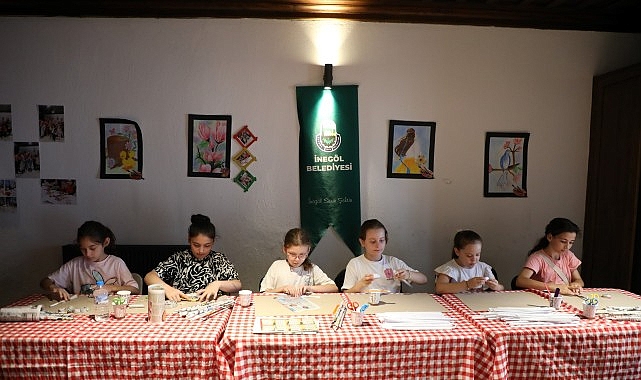 &Ccedil;ocuklar Sanat At&ouml;lyelerinde Hem Eğleniyor Hem &Ouml;ğreniyor