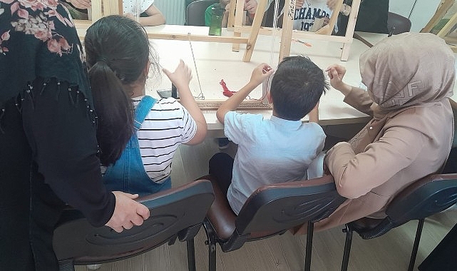 &Ccedil;ocukları Halı Dokuma At&ouml;lyesi&rsquo;nde Ağırladık
