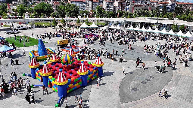 &Ccedil;ocukların neşesi Milli İrade Meydanı'nı sardı