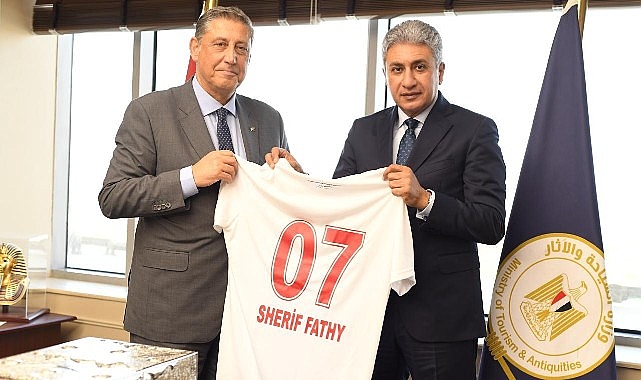 Corendon Airlines Y&ouml;netim Kurulu Başkanı Yıldıray Karaer, Mısır'ın Turizm ve Sivil Havacılık Bakanları ile bir araya geldi