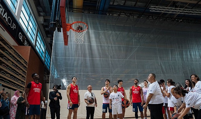 Corendon Turizm Grubu ve Zİ&Ccedil;EV &Ccedil;ocukları, Anadolu Efes Antrenmanını Ziyaret Etti