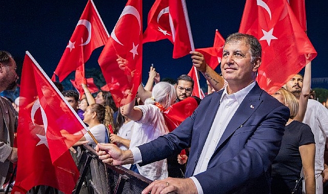 &ldquo;Cumhuriyet, bir &uuml;lkenin k&uuml;llerinden yeniden doğuşunda, karanlığa meydan okuyuşundadır&rdquo;