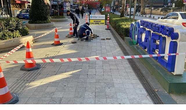 Cumhuriyet Bulvarı&rsquo;nda granit taşlara d&uuml;zenli bakım