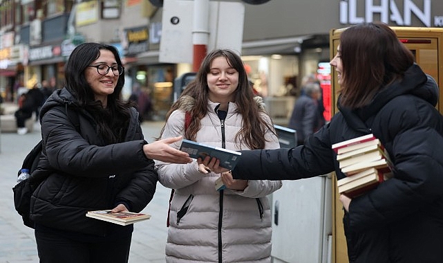 Cumhuriyet Bulvarı&rsquo;nda kitap s&uuml;rprizi