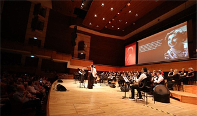 &ldquo;Cumhuriyetin Divası&rdquo; M&uuml;zeyyen Senar konserle anıldı