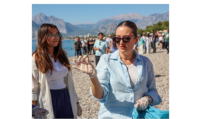 Denizden tekne par&ccedil;ası şezlong ve ara&ccedil; lastiği &ccedil;ıktı