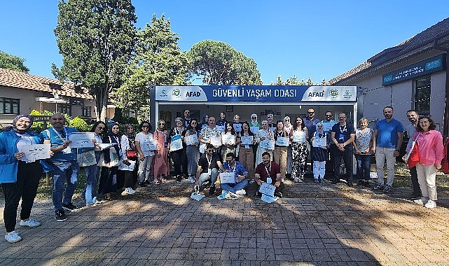 Deprem b&ouml;lgesi &ouml;ğretmenlerine afet eğitimi