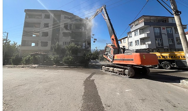 Derince'de ağır hasarlı binaya ilk kep&ccedil;e vuruldu