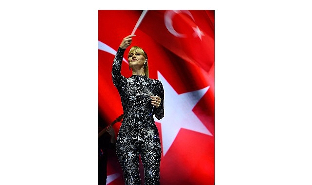 Derya Uluğ L&uuml;leburgaz'da sahne aldı