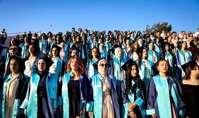 DE&Uuml; Hemşirelik Fak&uuml;ltesi&rsquo;nde Mezuniyet Coşkusu