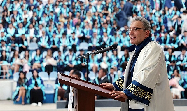DE&Uuml; İzmir Meslek Y&uuml;ksekokulu&rsquo;nda Mezuniyet Coşkusu