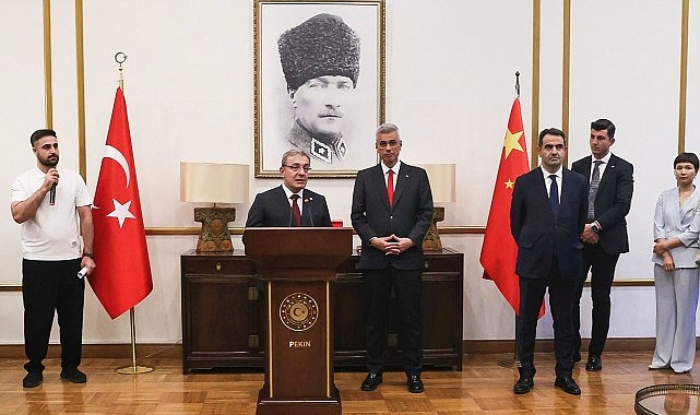 DE&Uuml; Rekt&ouml;r&uuml;, Sağlık Bakanı Heyetiyle &Ccedil;in&rsquo;de