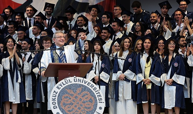 DE&Uuml; Tıp Fak&uuml;ltesi&rsquo;nde 48. D&ouml;nem Mezuniyet Coşkusu Yaşandı