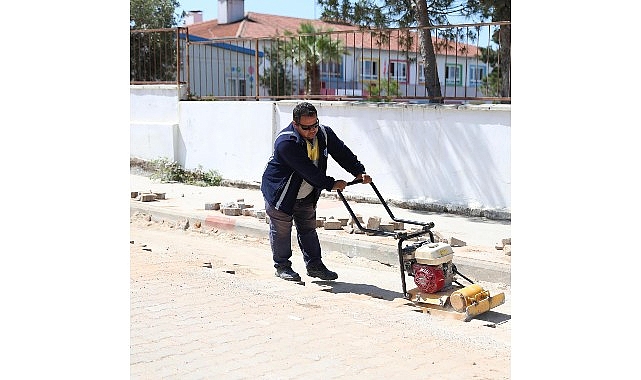 Didim Belediyesi, il&ccedil;e genelinde başlattığı yol yapım &ccedil;alışmalarını t&uuml;m hızıyla s&uuml;rd&uuml;r&uuml;yor.