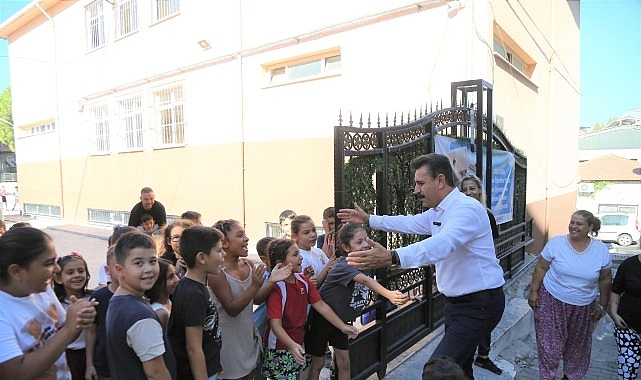 Dikili Belediyesi&rsquo;nden minik &ouml;ğrencilere eğitim seti desteği