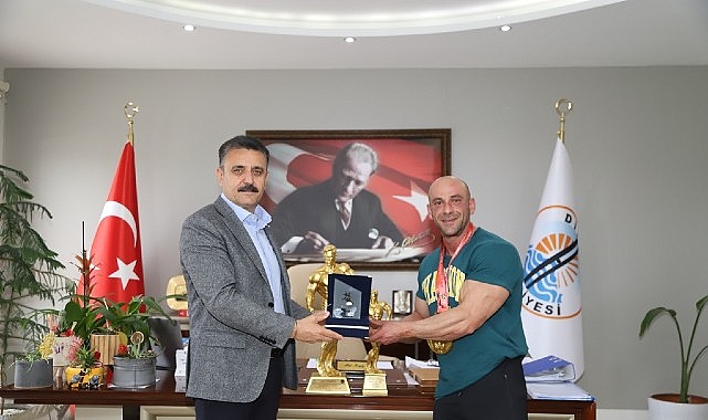 Dikili Belediyesi&rsquo;nin Gururu Yılmaz Acar Başarıdan Başarıya Koşmaya Devam Ediyor