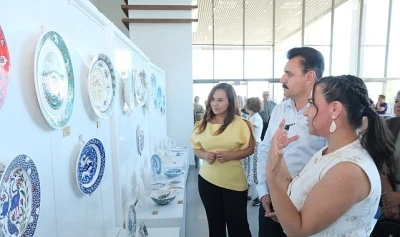Dikili&rsquo;de sanat r&uuml;zgarı: 7&rsquo;den 70&rsquo;e t&uuml;m kursiyerler yıl sonu coşkusunda buluştu