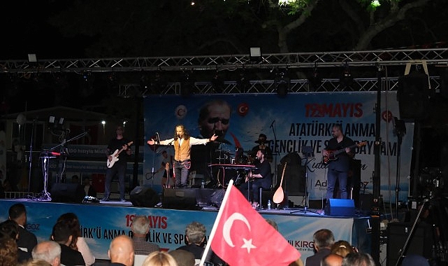 Dikili&rsquo;de, 19 Mayıs coşkusu meydanlara taştı