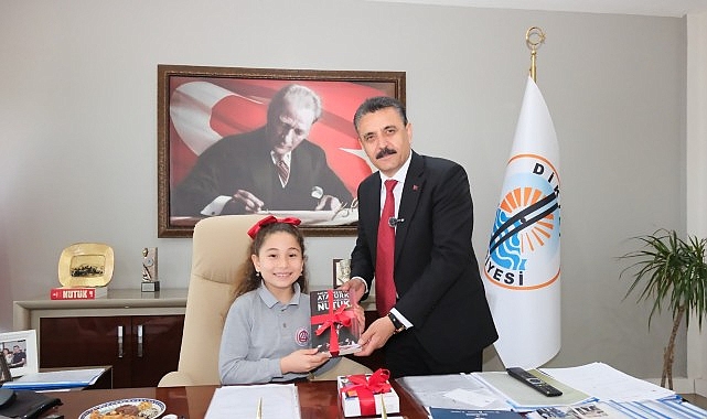 Dikili&rsquo;de 23 Nisan Coşkusu Sokaklara Taştı