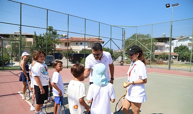 Dikili&rsquo;de &ccedil;ocuklar tenis ile buluşuyor