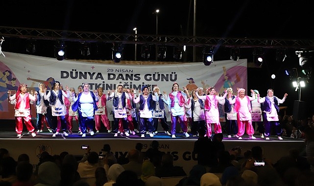 Dikili&rsquo;de D&uuml;nya Dans G&uuml;n&uuml; Coşkusu