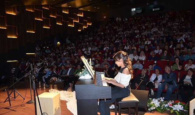 Dikili&rsquo;de k&uuml;&ccedil;&uuml;k yıldızlar b&uuml;y&uuml;k alkış aldı