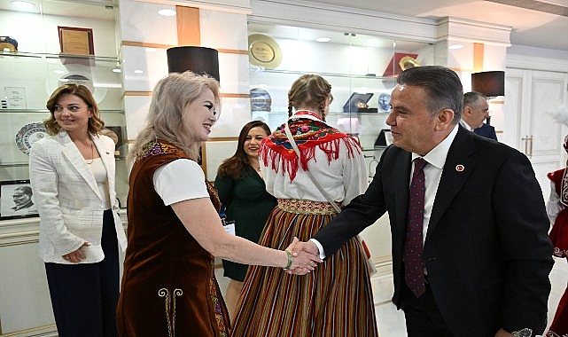 D&uuml;nya &ccedil;ocukları Başkan Muhittin B&ouml;cek&rsquo;i ziyaret etti