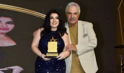 Ebru Torun'a &ouml;d&uuml;l&uuml;n&uuml; Halil Erg&uuml;n verdi