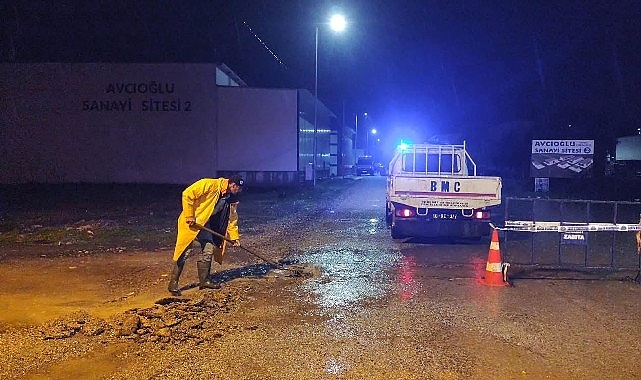 Edremit Belediyesi yağışlara karşı 7/24 &ccedil;alışıyor