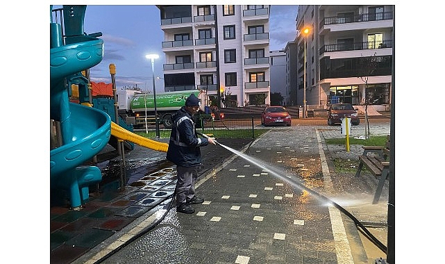 Edremit Belediyesi&rsquo;nden parklarda hızlı temizlik &ccedil;alışması