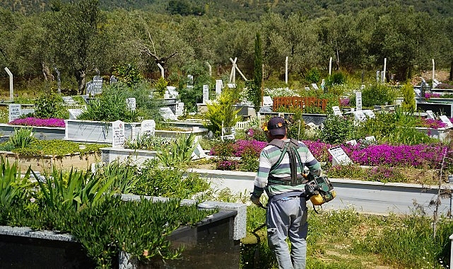 Edremit&rsquo;teki kabristanlıklarda temizlik ve bakım &ccedil;alışması yapılıyor