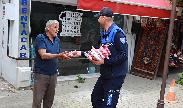 Efes Sel&ccedil;uk sokakları bayraklarla donatıldı: 23 Nisan sevincinden 19 Mayıs coşkusuna