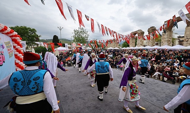 Efes Sel&ccedil;uk&rsquo;ta 23 Nisan Coşkusu: &Ccedil;ocuklar Bayramlarını Şenlikle Kutladı