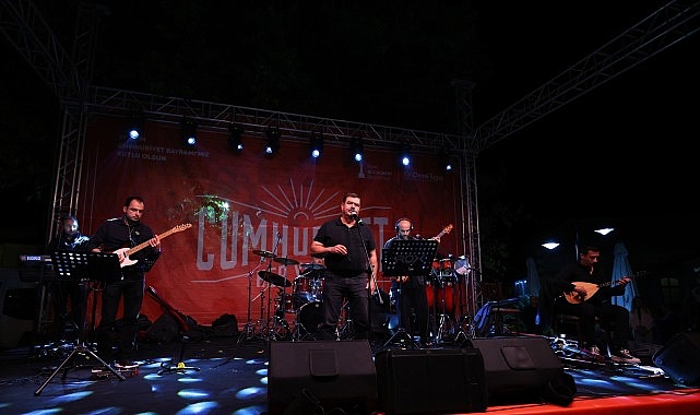 Efes Sel&ccedil;uk&rsquo;ta 29 Ekim Gururu: Cumhuriyet Coşkusu Meydanlara Taştı
