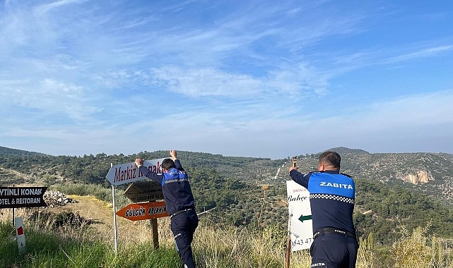 Efes Sel&ccedil;uk&rsquo;ta G&ouml;r&uuml;nt&uuml; Kirliliği Yaratan Tabelalar Kaldırılıyor