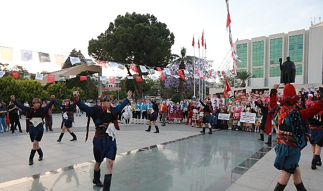 Efes Sel&ccedil;uk&rsquo;ta K&uuml;lt&uuml;rler Uluslararası Halk Oyunları Şenliği ile Buluşuyor