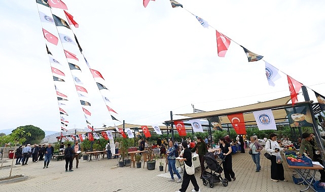 Efes Tarlası Yaşam K&ouml;y&uuml;&rsquo;nde &Uuml;retici Pazarı a&ccedil;ıldı
