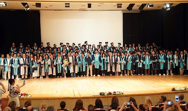 Ege &Uuml;niversitesi M&uuml;hendislik Fak&uuml;ltesi 40. D&ouml;nem Mezunlarını Gururla Uğurladı