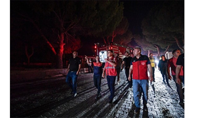 Ekipler Doğanbey&rsquo;de yerleşim yerlerindeki yangını kontrol altına aldı
