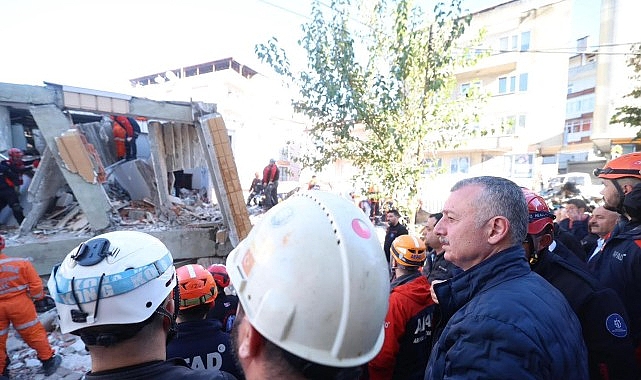 Ekipler enkazdan gelen  sese ulaşmaya &ccedil;alışıyor