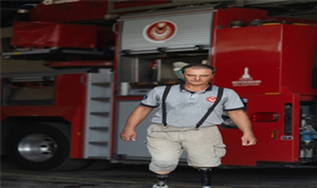 Engelli itfaiyeci &ccedil;ok sevdiği mesleğinden hi&ccedil; kopmadı