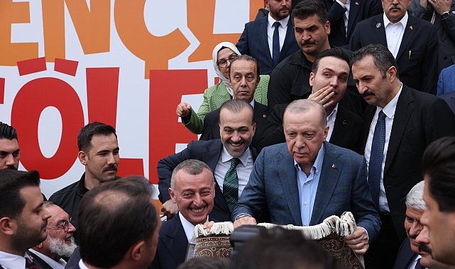 Erdoğan&rsquo;a forma imzalattı