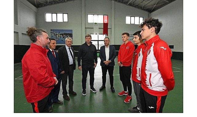 Ertuğrul Sağlam&rsquo;dan Gen&ccedil; Sporculara İlham Veren Ziyaret