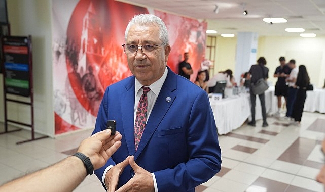 E&Uuml;&rsquo;de Rekt&ouml;r Prof. Dr. Budak &ccedil;i&ccedil;eği burnunda Egelilerin kayıt heyecanına ortak oldu