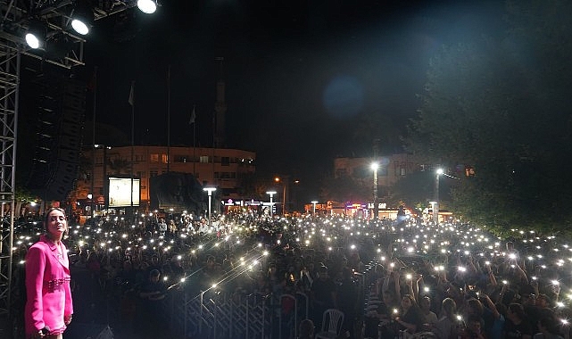 Fener Alayı ve Hande &Uuml;nsal Konserine Yoğun İlgi
