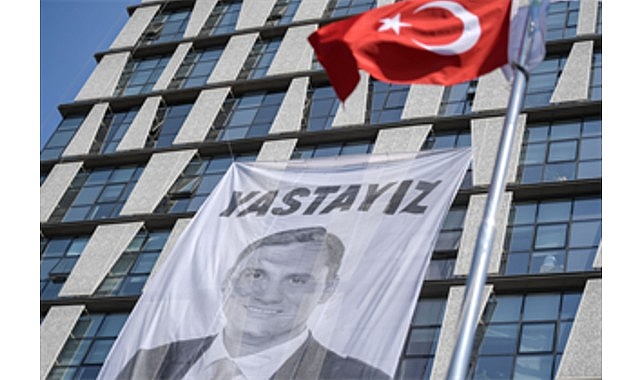 Ferdi Zeyrek g&ouml;zyaşları ve alkışlarla uğurlandı